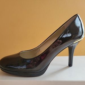 Tahari Black Pumps
